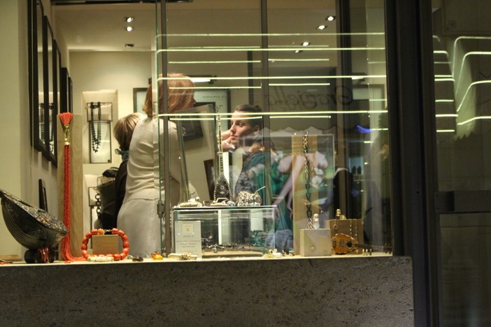 Festival di Sanremo: la campionessa di tuffi Tania Cagnotto prima dell'Ariston fa un salto in gioielleria