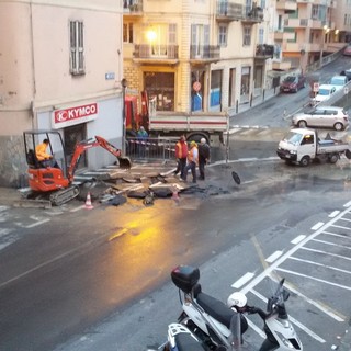 Sanremo: si rompe una condotta dell'acqua, pronto intervento dell'Amaie ma problemi per molti cittadini Sanremo: si rompe una condotta dell'acqua, pronto intervento dell'Amaie ma problemi per molti cittadini
