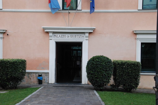 Imperia: 2 in carcere e 7 ai domiciliari, questa la decisione per i 9 romeni protagonisti della rissa di ieri a Ventimiglia Imperia: 2 in carcere e 7 ai domiciliari, questa la decisione per i 9 romeni protagonisti della rissa di ieri a Ventimiglia