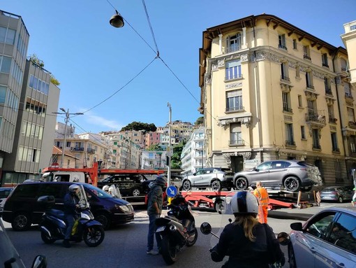 Sanremo: bilico sbaglia strada e si blocca a rondò Francia, traffico in tilt