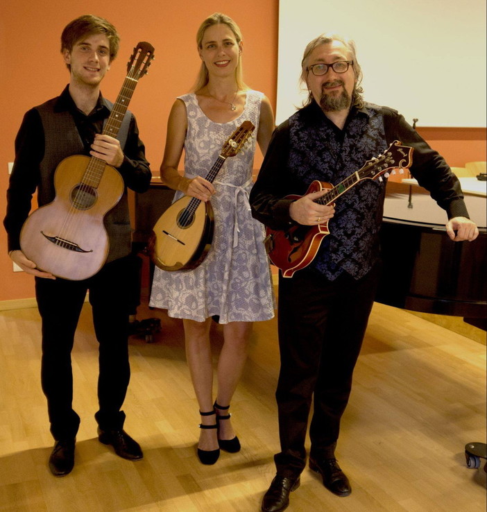 Torna l’orchestra Euterpe al casinò e il Trio Pizzicante suona alla Valdese: due concerti mandolinistici con Freddy Colt e Sabine Spath Torna l’orchestra Euterpe al casinò e il Trio Pizzicante suona alla Valdese: due concerti mandolinistici con Freddy Colt e Sabine Spath
