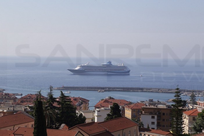 Sanremo: iniziato lo 'sbarco' dei 1.800 passeggeri della 'Tui Discovery', l'Amministrazione sale a bordo (Foto e Video) Sanremo: iniziato lo 'sbarco' dei 1.800 passeggeri della 'Tui Discovery', l'Amministrazione sale a bordo (Foto e Video)