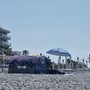 Ventimiglia, tenda sulla spiaggia da quattro giorni: una cittadina segnala il caso e denuncia "Nessuno interviene!"