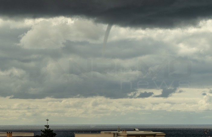 Tromba marina si muove davanti alla costa di Sanremo: le immagini del fenomeno atmosferico Tromba marina si muove davanti alla costa di Sanremo: le immagini del fenomeno atmosferico
