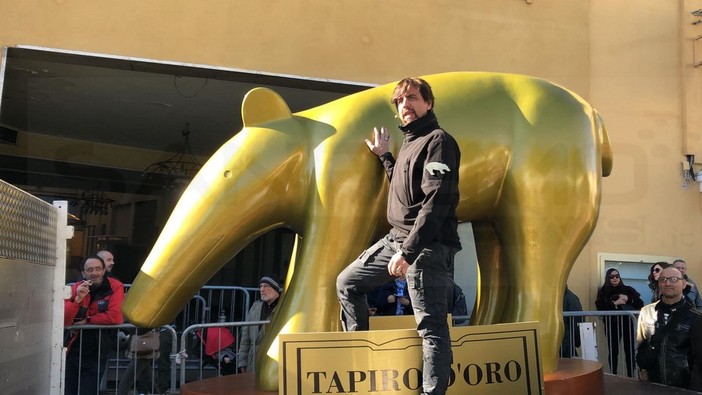 #Sanremo2019: Striscia la Notizia e Valerio Staffelli tornano alla carica con il 'Tapiro' per Baglioni (Foto e Video)