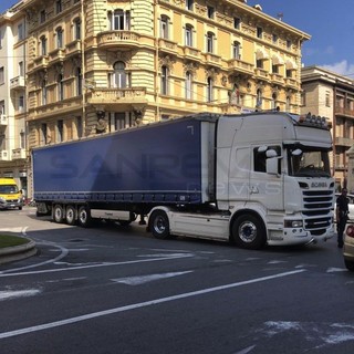 Il tir bloccato tra via Roma e corso Mombello