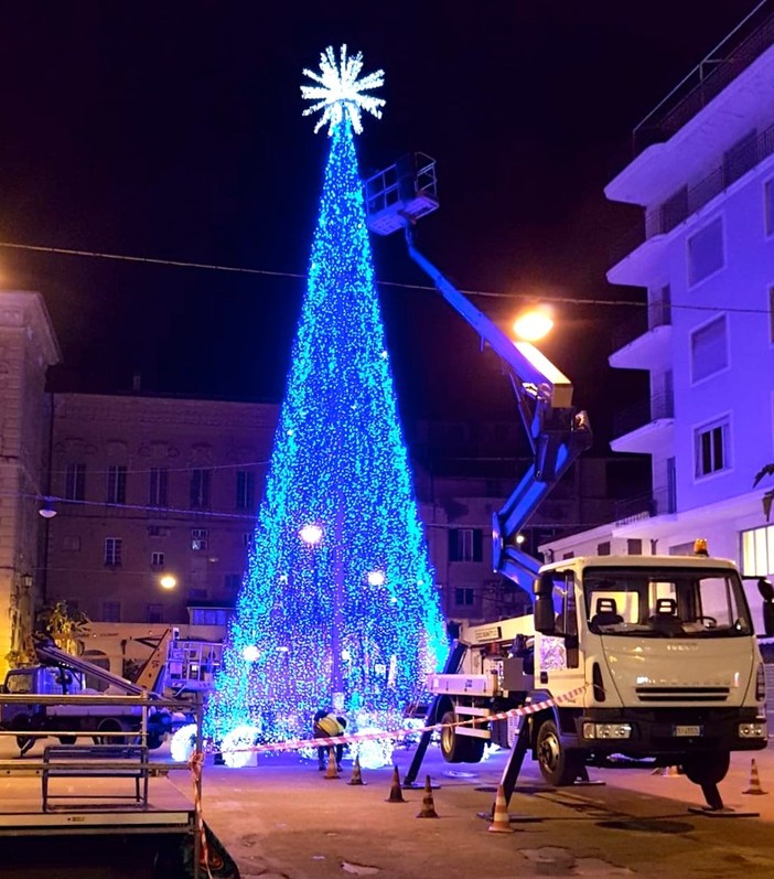 L'albero di Natale a led in piazza Borea d'Olmo L'albero di Natale a led in piazza Borea d'Olmo