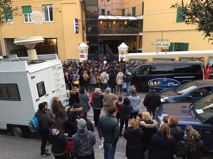 Festival di Sanremo 2017: fans scatenati davanti all'Hotel Globo per l'arrivo di Tiziano Ferro (video live) Festival di Sanremo 2017: fans scatenati davanti all'Hotel Globo per l'arrivo di Tiziano Ferro (video live)