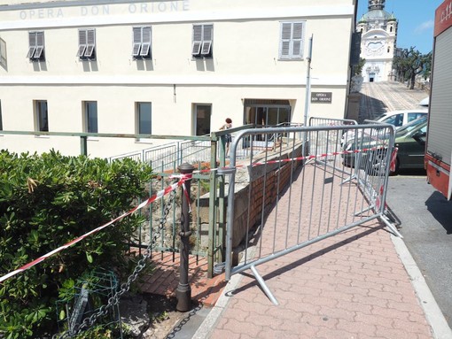 Sanremo: ditta al lavoro per il ripristino del muretto al Don Orione, in serata riaprirà il tunnel (Foto) Sanremo: ditta al lavoro per il ripristino del muretto al Don Orione, in serata riaprirà il tunnel (Foto)