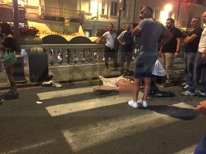 Sanremo: 60enne blocca via Verdi con l'auto, si denuda e tenta di darsi fuoco sotto la scalinata del Casinò (Foto) Sanremo: 60enne blocca via Verdi con l'auto, si denuda e tenta di darsi fuoco sotto la scalinata del Casinò (Foto)
