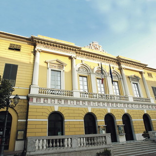 Domenica  sera (ore 21.30) la facciata del Teatro Cavour si animerà con il curioso spettacolo multimediale ‘Animatheatre’