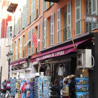 Nelle aree di confine cresce anche del 700% la vendita delle sigarette: la chiusura delle frontiere si fa sentire