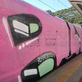 Treno Ventimiglia-Genova vandalizzato con pittura rosa inneggiando a Cristiano Ronaldo: Berrino "Gente senza palle"