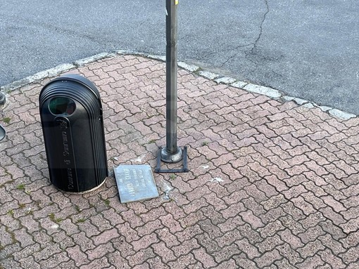 Sanremo: divelta la targa di via Gavagnin sopra Portosole, vandali o è stato un incidente? (Foto) Sanremo: divelta la targa di via Gavagnin sopra Portosole, vandali o è stato un incidente? (Foto)