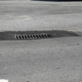 Sanremo: cede la strada e un tombino crolla su se stesso, serve un intervento di restyling al Borgo (Foto)