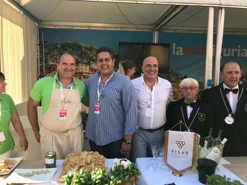 Regione Liguria con il Presidente Toti e l'Assessore Berrino a #Collisioni2018 per promuovere l'enogastronomia (Video) Regione Liguria con il Presidente Toti e l'Assessore Berrino a #Collisioni2018 per promuovere l'enogastronomia (Video)