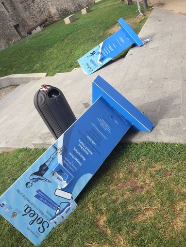 I totem abbattuti di fronte a Santa Tecla