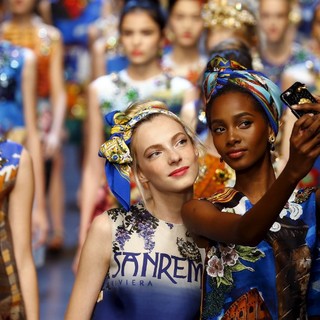 Una t-shirt con il nome di Sanremo sull'ultima passerella milanese degli stilisti 'Dolce &amp; Gabbana'