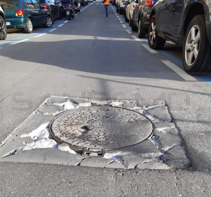 Sanremo: tombini a rischio cedimento in via Nino Bixio, strada chiusa e intervento in corso (Foto)