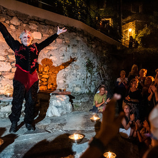 Il Teatro della Tosse torna ad Apricale con “Shakespeare by night” (foto e video)