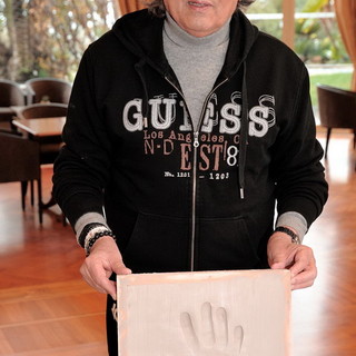 Toto Cutugno dona al ‘Museo del Festival di Sanremo’ il calco della sua mano ed alcuni cimeli