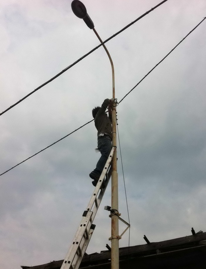 Discarica a cielo aperto in via Periane: i residenti comprano una telecamere, installata oggi