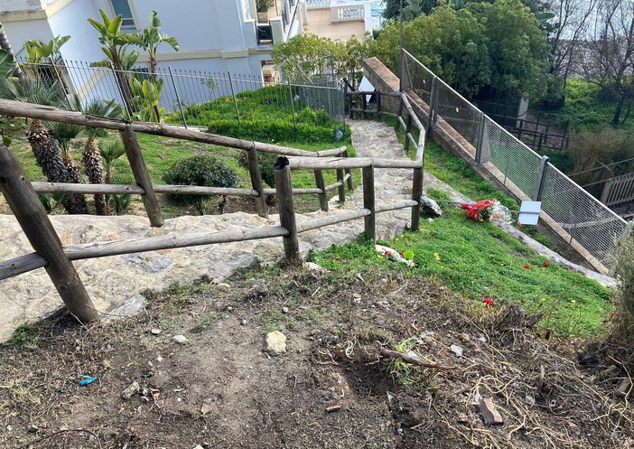 Bordighera: atto di vandalismo contro la targa di Baia Bagnabraghe, Ingenito "Grave e vile episodio" (Foto)