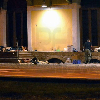 Sanremo: clochard e topi, nonostante l'intervento della Municipale ecco lo 'spettacolo' dietro l'ex stazione