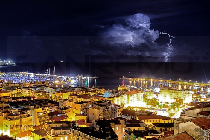 Allerta arancione: notte di tuoni, fulmini e pioggia ma situazione sotto controllo, chiusa l'autostrada ad Imperia Allerta arancione: notte di tuoni, fulmini e pioggia ma situazione sotto controllo, chiusa l'autostrada ad Imperia