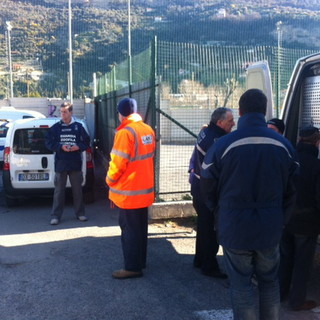 Secondo banchetto, questa mattina, organizzato dal Canile di Ventimiglia per la sopravvivenza degli animali rimasti Secondo banchetto, questa mattina, organizzato dal Canile di Ventimiglia per la sopravvivenza degli animali rimasti