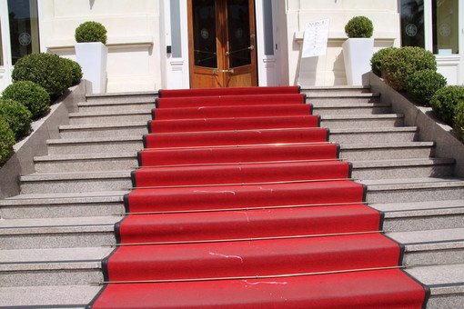 Sanremo: atto vandalico al Casinò, imbrattato con della vernice bianca il tappeto rosso sulla scalinata