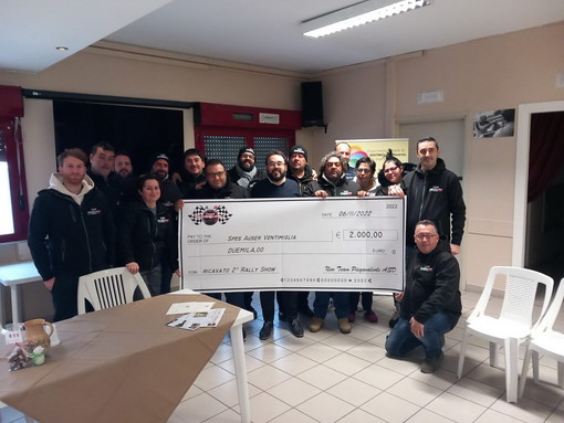 Ventimiglia: 2.000 euro raccolti dal 'Team Piegavalvole', l'assegno consegnato oggi alla Spes (Foto)