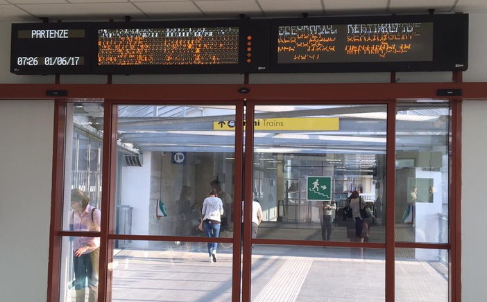 Imperia: tabellone degli orari in stazione in tilt, non si placa la protesta dei pendolari del ponente Imperia: tabellone degli orari in stazione in tilt, non si placa la protesta dei pendolari del ponente