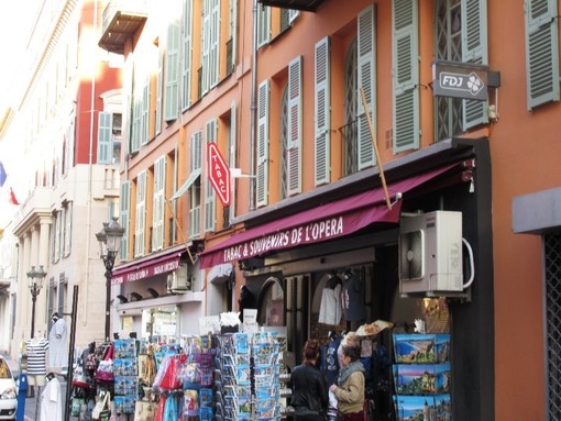 Contrabbando di sigarette ed acquisti in Italia: i tabaccai della Costa Azzurra alzano la voce