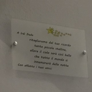 La targa in memoria di Irdi Duda