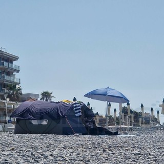 Ventimiglia, tenda sulla spiaggia da quattro giorni: una cittadina segnala il caso e denuncia "Nessuno interviene!" Ventimiglia, tenda sulla spiaggia da quattro giorni: una cittadina segnala il caso e denuncia "Nessuno interviene!"
