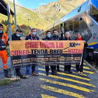 L'arrivo del primo treno passeggeri di RFI a Tenda, dopo l'alluvione di inizio ottobre - PH NIVES LANDRA - GRUPPO FB "Nel dipartimento della Stura-Cuneo"