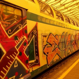 Vandali in azione su due treni regionali: 'Graffitati' i convogli, danni per circa 10mila euro Vandali in azione su due treni regionali: 'Graffitati' i convogli, danni per circa 10mila euro