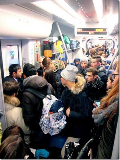 Viaggio allucinante ieri pomeriggio sul treno tra Cuneo e Ventimiglia: passeggeri ammassati come sardine Viaggio allucinante ieri pomeriggio sul treno tra Cuneo e Ventimiglia: passeggeri ammassati come sardine