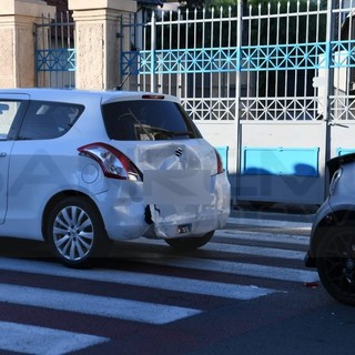 Sanremo: tamponamento in corso Mazzini, Smart contro una Suzuky e per fortuna lievi feriti (Foto)