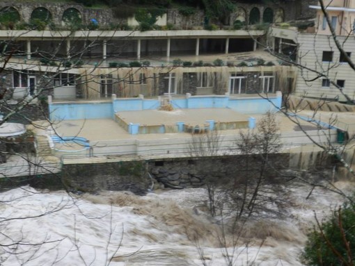 Le famose Terme di Pigna allagate, simbolo della tempesta che ha colpito il ponente ligure a gennaio.
