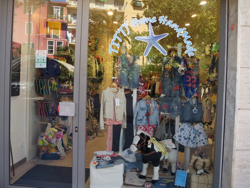 Vestire bene il proprio figlio e risparmiare: scopri tutti gli sconti dell'outlet TittyHome Hand Made di Arma di Taggia Vestire bene il proprio figlio e risparmiare: scopri tutti gli sconti dell'outlet TittyHome Hand Made di Arma di Taggia