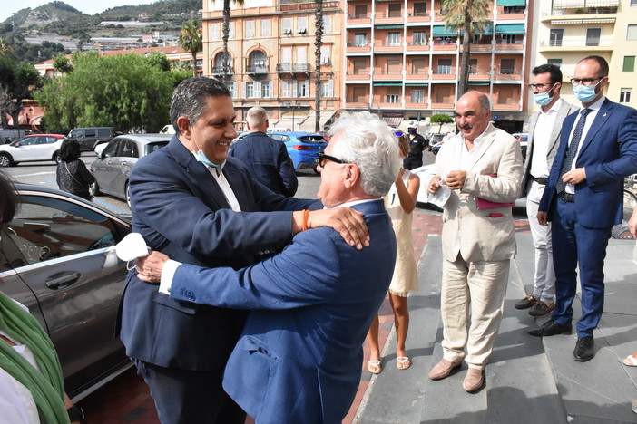 Ventimiglia: visita del Presidente della Regione Toti "Arrivano 6,5 milioni per i tre parcheggi sull'ex ferrovia" (Foto) Ventimiglia: visita del Presidente della Regione Toti "Arrivano 6,5 milioni per i tre parcheggi sull'ex ferrovia" (Foto)