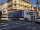 Il tir bloccato tra via Roma e corso Mombello