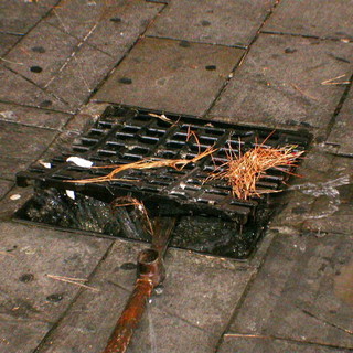 Sanremo: pulizia dei tombini in via Gaudio, intervento di un nostro lettore