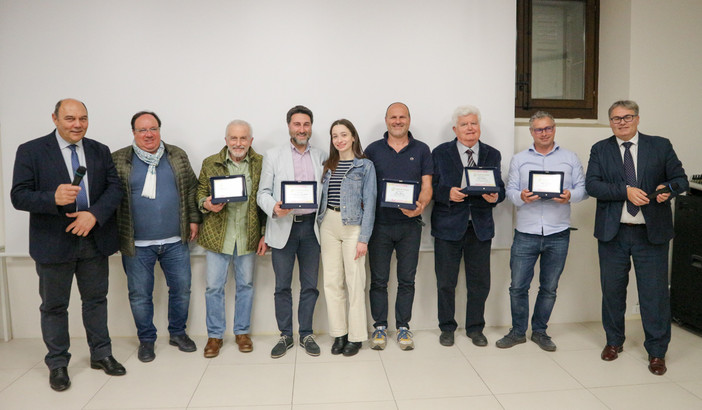 "Custodi del Territorio": cresce la rete dei difensori dell’ambiente e delle tradizioni enogastronomiche promossa dall’Associazione Ristoranti della Tavolozza e dal gruppo Morenews. "Custodi del Territorio": cresce la rete dei difensori dell’ambiente e delle tradizioni enogastronomiche promossa dall’Associazione Ristoranti della Tavolozza e dal gruppo Morenews.