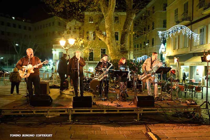 Sanremo: grande partecipazione all'esibizione dei The Brilliant Tina Linetti's