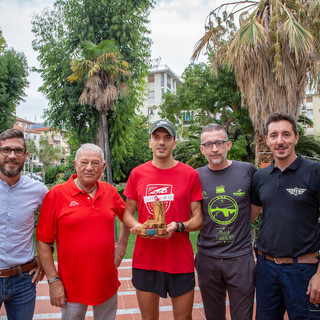 Inizia la 'corsa' del trofeo della Taggia S.O.S. Medieval Trail: la coppa del campione in parata nei locali che hanno sostenuto la manifestazione - Video servizio Inizia la 'corsa' del trofeo della Taggia S.O.S. Medieval Trail: la coppa del campione in parata nei locali che hanno sostenuto la manifestazione - Video servizio