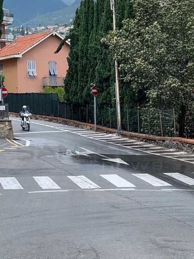 In poche ore seconda perdita a Sanremo, tubo rotto e asfalto sollevato in via Galilei