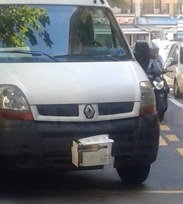 Sanremo: cartone sulla targa, ecco il nuovo modo per evitare lo 'Street control', ma i rischi sono elevati